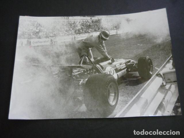 Fotograf&iacute;a antigua: NUERBRUGRING CIRCUITO AUTOMOVILISMO ACCIDENTE FORMULA 1 1969 ANTIGUA FOTOGRAFIA 18 X 24 CM