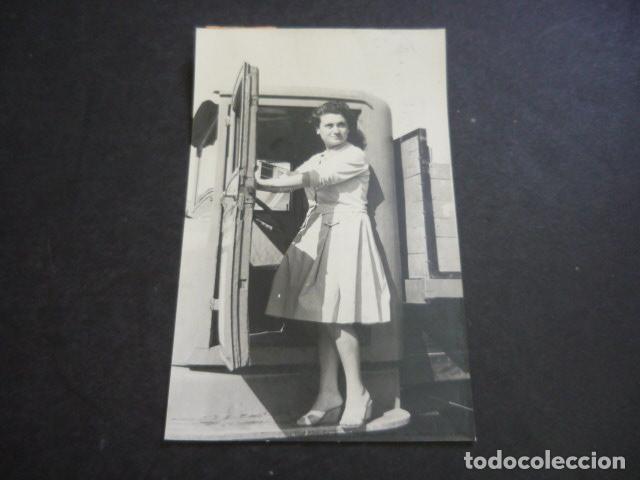 Photographie ancienne: BARCELONA ALUMNA ACADEMIA DE CONDUCCION DE CAMIONES ANTIGUA FOTOGRAFIA ORIGINAL 9 X 13 CM