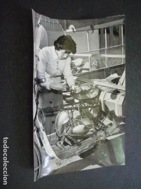 Photographie ancienne: MARIA ROSA ALVAREZ CONDUCTORA MOTOCARRO PARA PORTES ANTIGUA FOTOGRAFIA ORIGINAL 12 X 18 CM