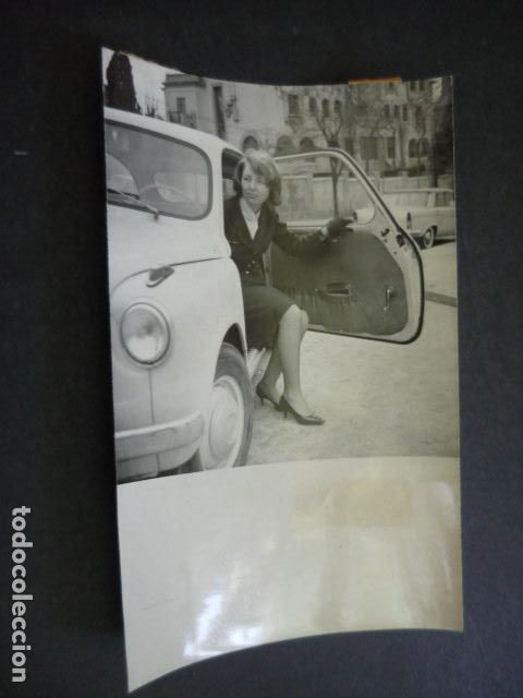 Photographie ancienne: SEAT 600 MUJER CONDUCTORA ANTIGUA FOTOGRAFIA ORIGINAL 12 X 18 CM
