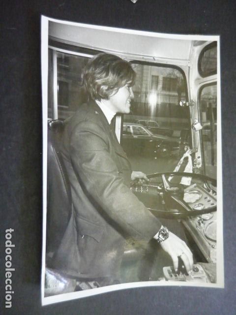 Fotografia antiga: MADRID MUJER CODUCTORA AUTOBUSES EMT ANTIGUA FOTOGRAFIA ORIGINAL 12 X 18 CM