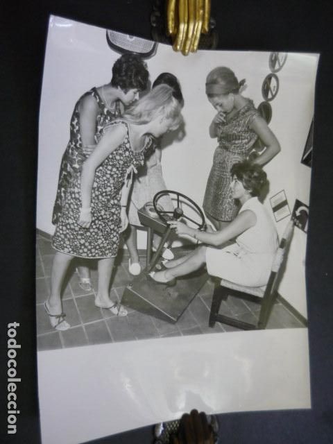 Fotograf&iacute;a antigua: PROFESORA DE AUTOMOVILISMO ANTIGUA FOTOGRAFIA ORIGINAL 24 X 18 CM