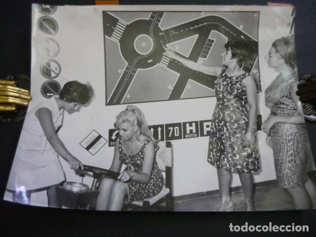 Fotograf&iacute;a antigua: PROFESORA DE AUTOMOVILISMO ANTIGUA FOTOGRAFIA ORIGINAL 24 X 18 CM