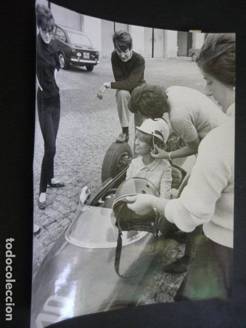 Fotograf&iacute;a antigua: ITALIA ASOCIACION FEMENINA PILOTOS DE CARRERAS ANTIGUA FOTOGRAFIA ORIGINAL 24 X 18 CM