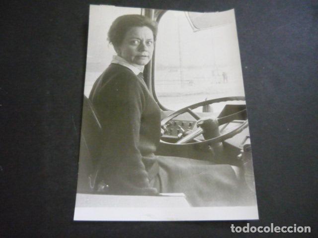 Fotograf&iacute;a antigua: CONDUCTORA DE AUTOBUSES ANTIGUA FOTOGRAFIA ORIGINAL 12 X 18 CM