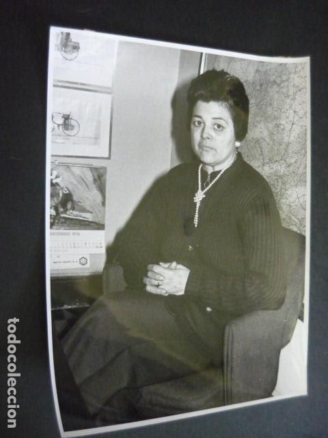Fotograf&iacute;a antigua: MUJER TAXISTA ANTIGUA FOTOGRAFIA ORIGINAL 18 X 24 CM