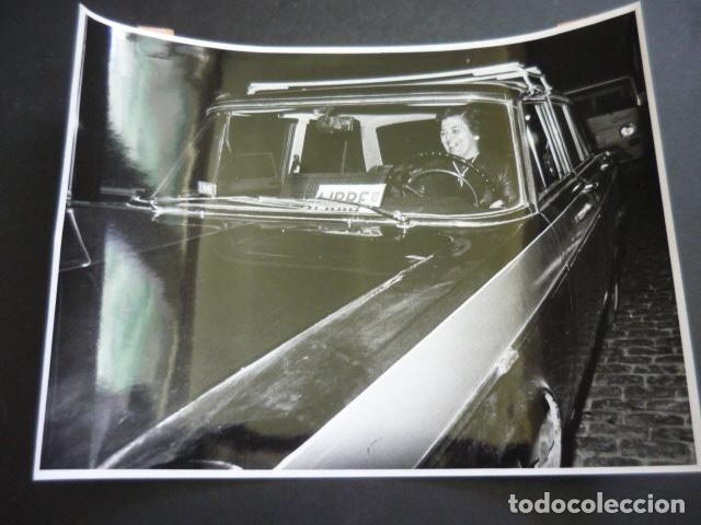 Fotograf&iacute;a antigua: MUJER TAXISTA ANTIGUA FOTOGRAFIA ORIGINAL 18 X 24 CM