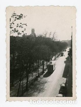 Fotograf&iacute;a antigua: MADRID. TRANVIAS EN LA CALLE. EDIFICIO DE CORREOS AL FONDO.