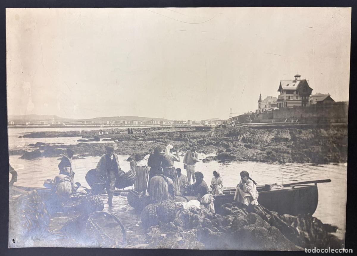 Fotograf&iacute;a antigua: FOTOGRAF&Iacute;A DE GRAN FORMATO CON PESCADORES Y SARDINERAS EN LA COSTA DE SANTURTZI, C. 1900-1920