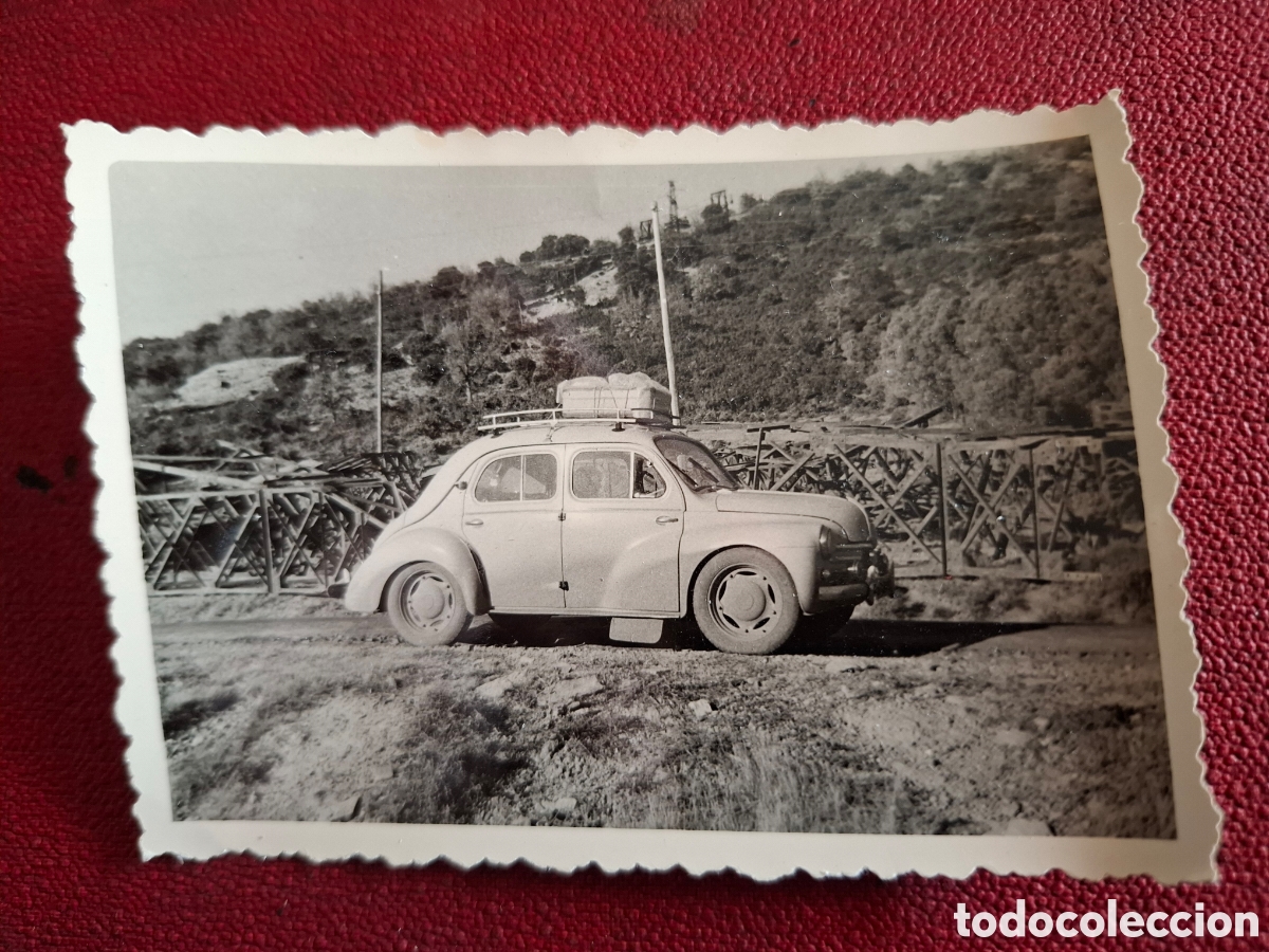 Fotograf&iacute;a antigua: Dos fotograf&iacute;as de un Renault 4/4 a&ntilde;os sesenta
