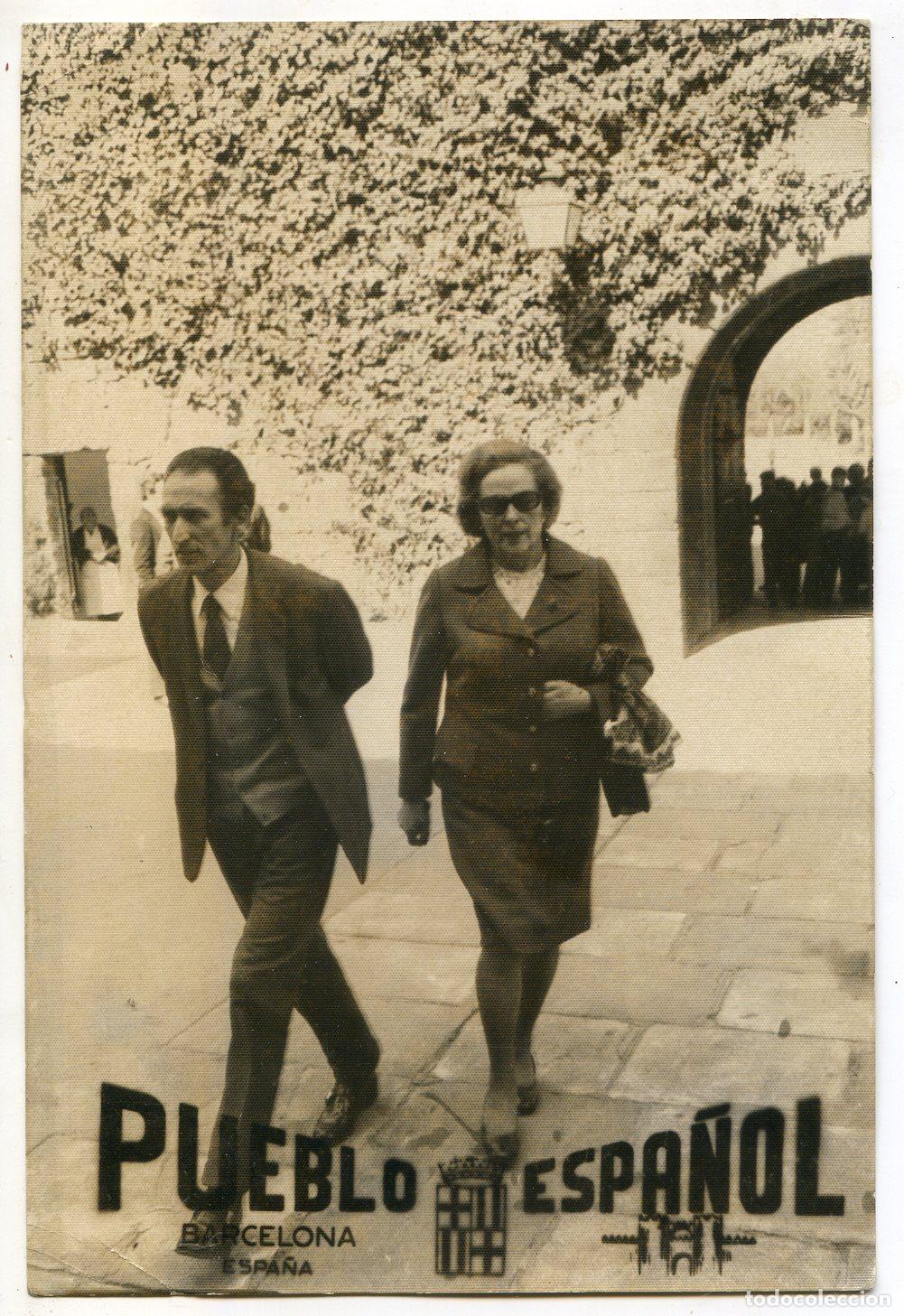 Fotograf&iacute;a antigua: Fotograf&iacute;a de pareja en el Pueblo Espa&ntilde;ol de Barcelona, con clich&eacute; al dorso, 1973