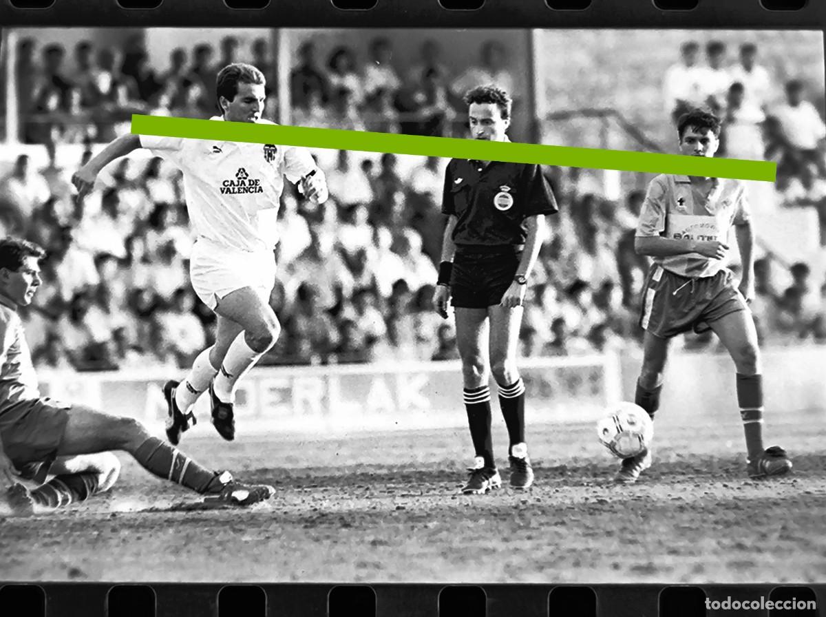 Fotograf&iacute;a antigua: Negativo de fotograf&iacute;a. Burjassot club de f&uacute;tbol - Valencia C.F. Partido. A&ntilde;o 1991.