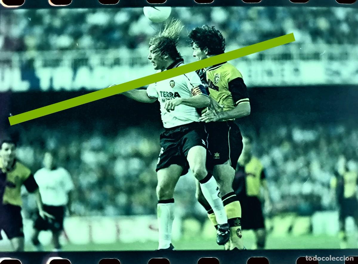 Fotograf&iacute;a antigua: Negativo de fotograf&iacute;a. Club Valencia C.F. - Real Zaragoza. Partido de f&uacute;tbol. A&ntilde;o 2000.