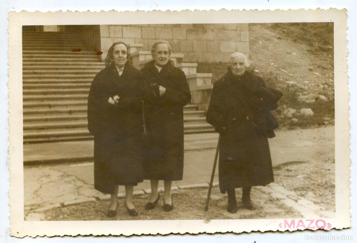 Fotograf&iacute;a antigua: Santander, tres se&ntilde;oras en las escaleras de la Catedral, acceso a la Plaza Eguino y Trecu en obras