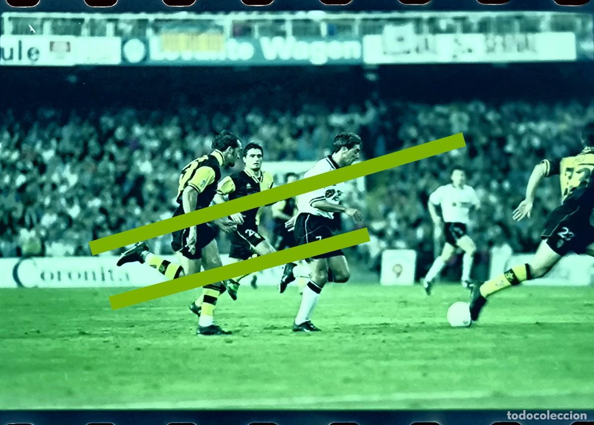 Fotograf&iacute;a antigua: Negativo de fotograf&iacute;a. Club Valencia C.F. - Real Zaragoza. Partido de f&uacute;tbol. A&ntilde;o 2000.