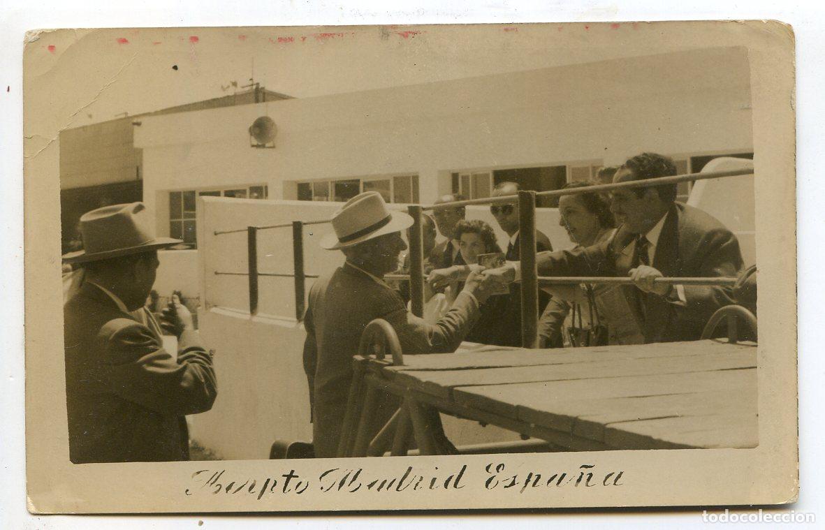 Fotograf&iacute;a antigua: Aeropuerto de Madrid, foto de viajeros a&ntilde;os 50