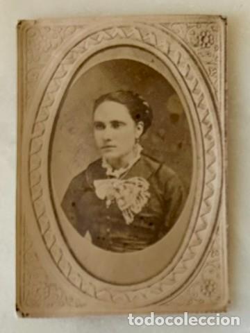 Fotograf&iacute;a antigua: ANTIGUO PEQUE&Ntilde;O RETRATO OVALADO DE MUJER c. 1885