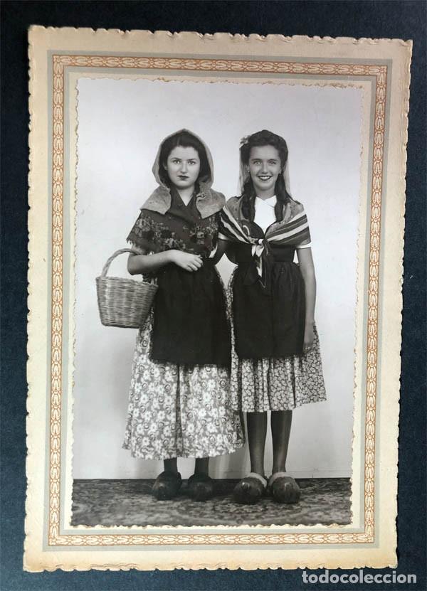 Fotograf&iacute;a antigua: ANTIGUA FOTOGRAF&Iacute;A / FOT. A. G&Uuml;ELL ( ARGENTONA ) JOVENES CON TRAJES CAMPESINOS Y ZUECOS