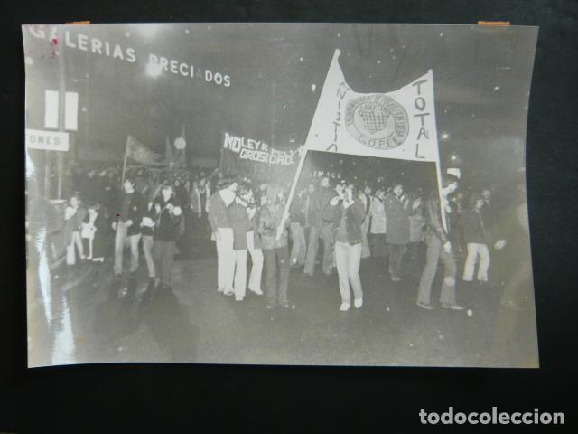 Fotograf&iacute;a antigua: BILBAO MANIFESTACION MOVIMIENTO VASCO LIBERACION GAY EHGAM LEY PELIGROSIDAD FOTOGRAFIA 18 X 24 CM
