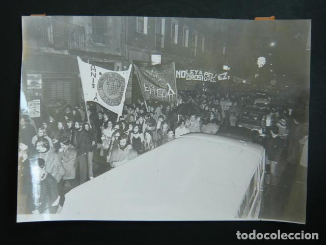 Fotograf&iacute;a antigua: BILBAO MANIFESTACION MOVIMIENTO VASCO LIBERACION GAY EHGAM LEY PELIGROSIDAD FOTOGRAFIA 18 X 24 CM