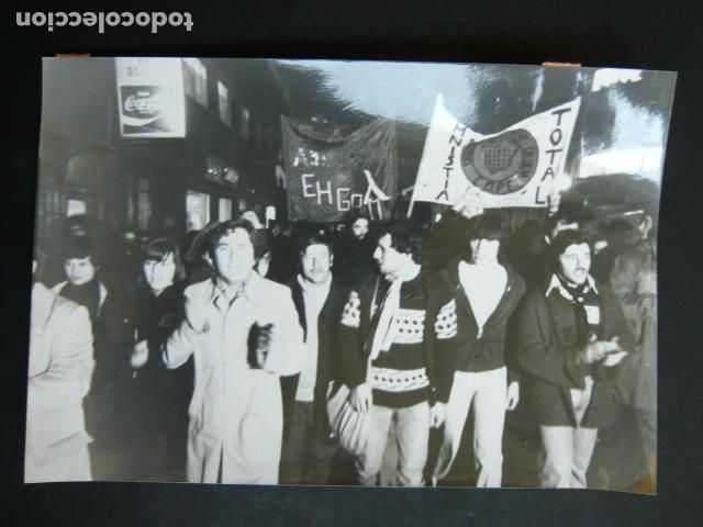 Fotograf&iacute;a antigua: BILBAO MANIFESTACION MOVIMIENTO VASCO LIBERACION GAY EHGAM LEY PELIGROSIDAD FOTOGRAFIA 18 X 24 CM
