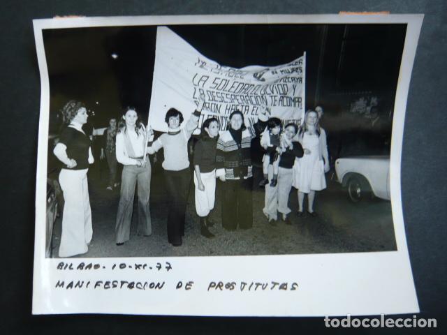 Fotograf&iacute;a antigua: BILBAO MANIFESTACION DE PROSTITUTAS ANTIGUA FOTOGRAFIA ORIGINAL 15,5 X 19 CM