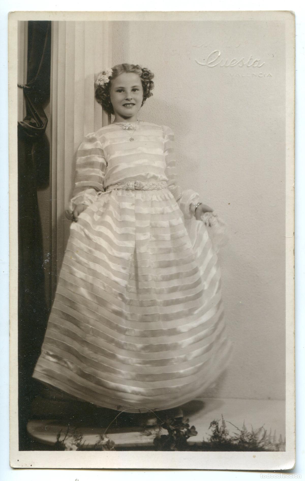 Fotografia antiga: Retrato de ni&ntilde;a con vestido de fiesta o Primera Comuni&oacute;n, foto Cuesta, Valencia