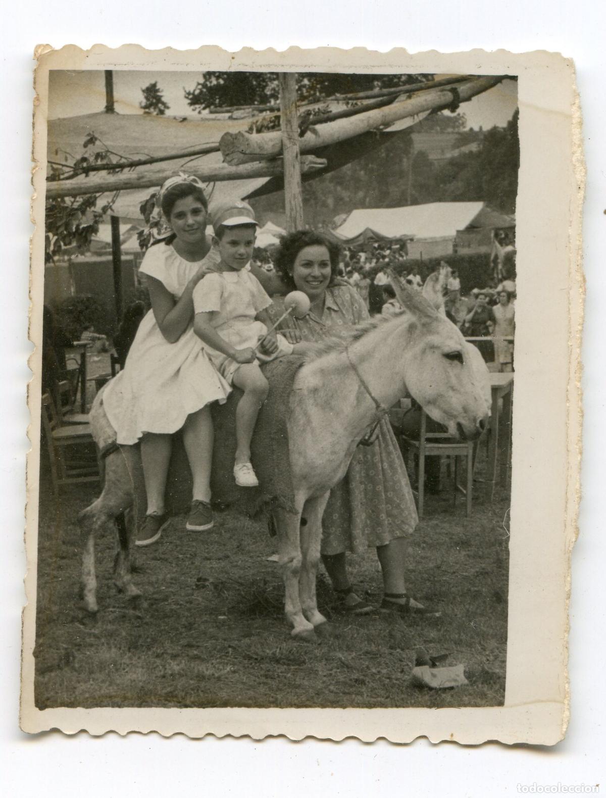 Fotograf&iacute;a antigua: Ni&ntilde;as montando un burro en una Feria, en Cantabria, foto Hermanos Vallina, Santander 1949