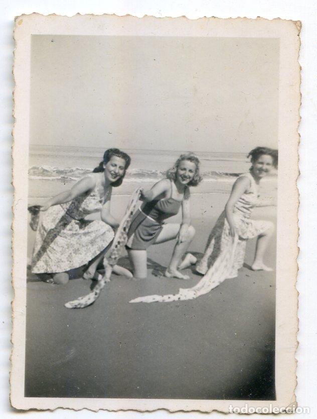 Fotograf&iacute;a antigua: Foto de tres se&ntilde;oritas en pose sincronizada en la playa, a&ntilde;os 40
