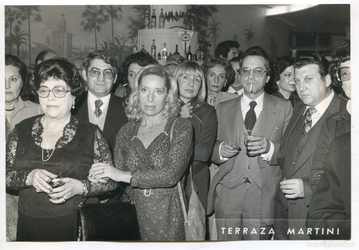 Fotograf&iacute;a antigua: Barcelona. Terraza Martini, a&ntilde;os 70, grupo de personas a identificar en acto social de la &eacute;poca