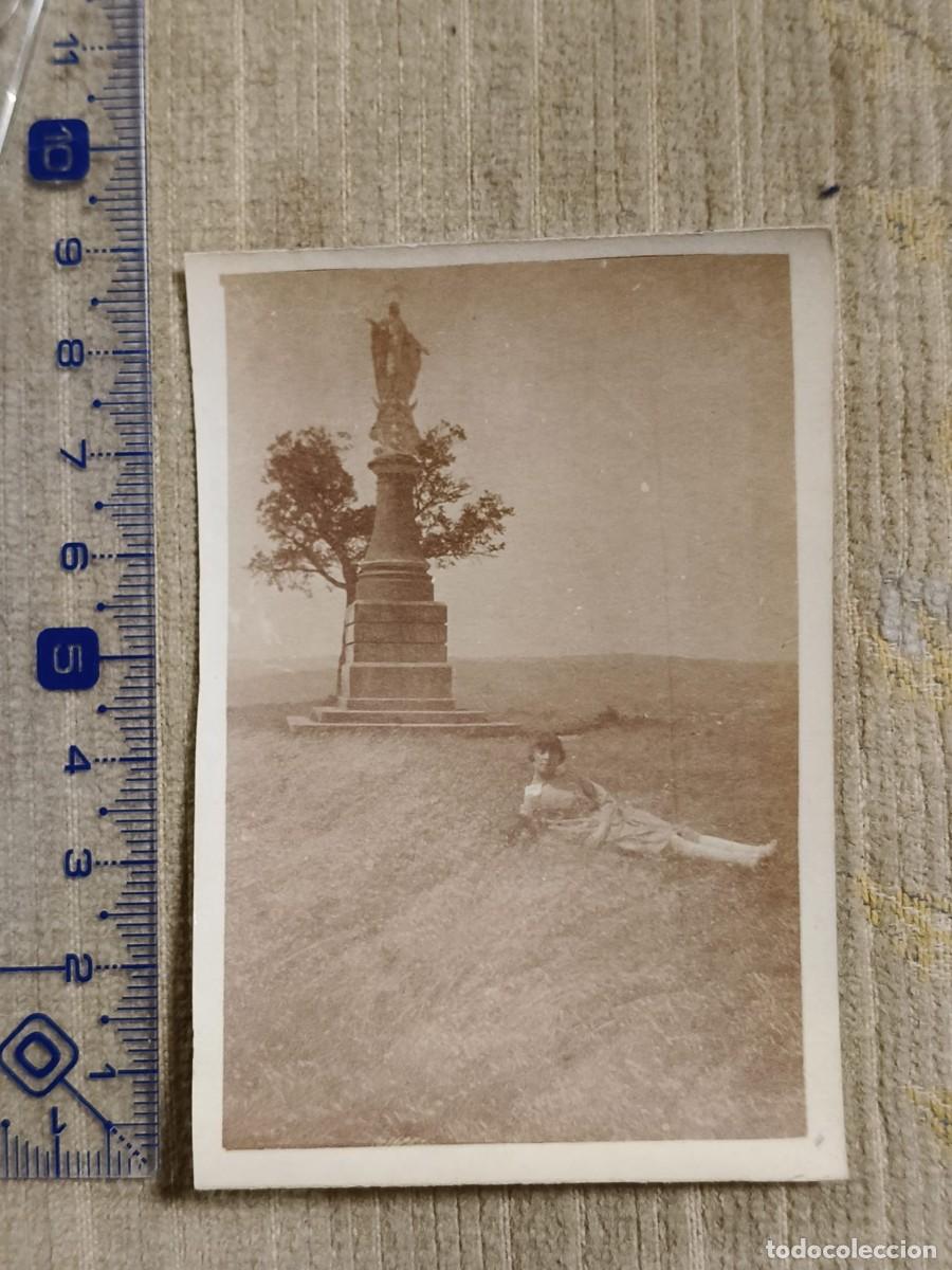 Fotograf&iacute;a antigua: Foto Francia, a&ntilde;os 20. Gelatinobromuro. Mujer en el campo. Estatua Virgen Mar&iacute;a. 8x6cm