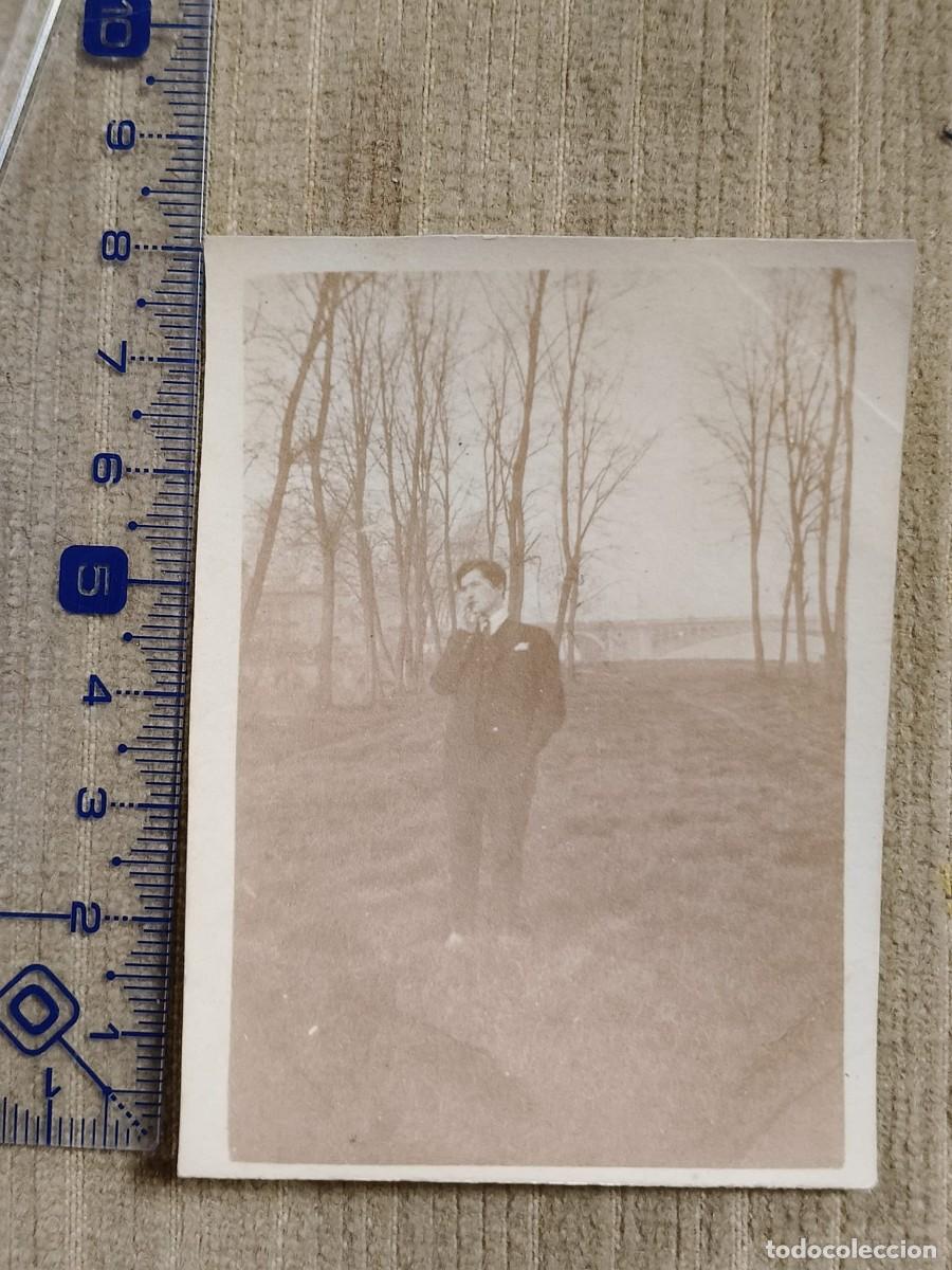 Fotograf&iacute;a antigua: Foto Francia, a&ntilde;os 20. Gelatinobromuro. Hombre fumando en el campo. 8x6cm