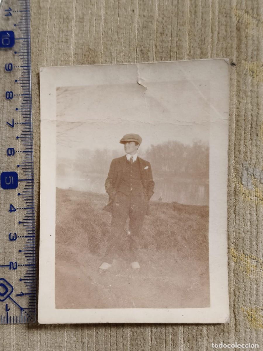 Fotograf&iacute;a antigua: Foto Francia, a&ntilde;os 20. Gelatinobromuro. Hombre con boina en el campo. 8x6cm