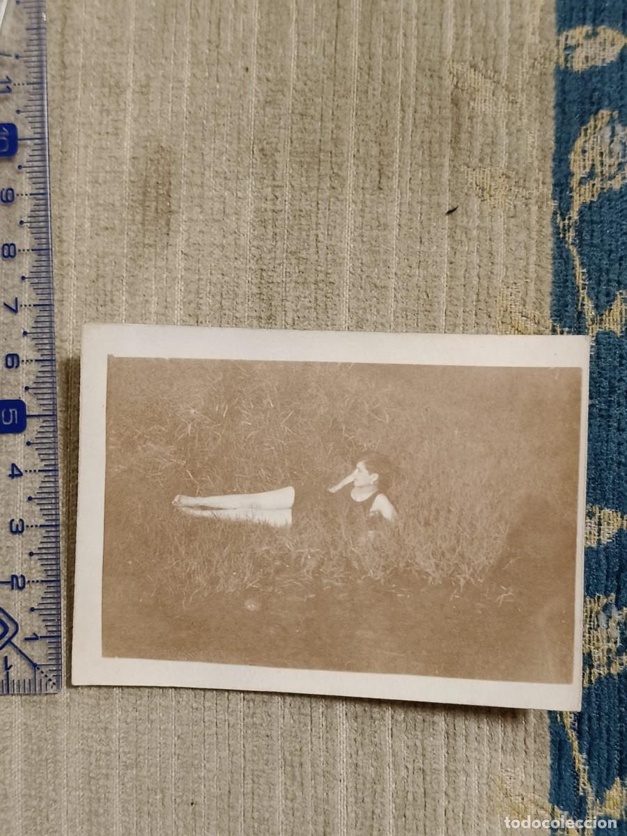 Fotograf&iacute;a antigua: Foto Francia, a&ntilde;os 20. Gelatinobromuro. Mujer tumbada en campo. Ropa de ba&ntilde;o. 8x6cm