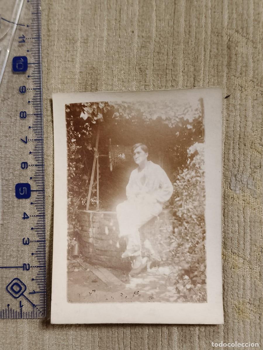Fotograf&iacute;a antigua: Foto Francia, a&ntilde;os 20. Gelatinobromuro. Hombre sentado sobre pozo de agua. 8x6cm
