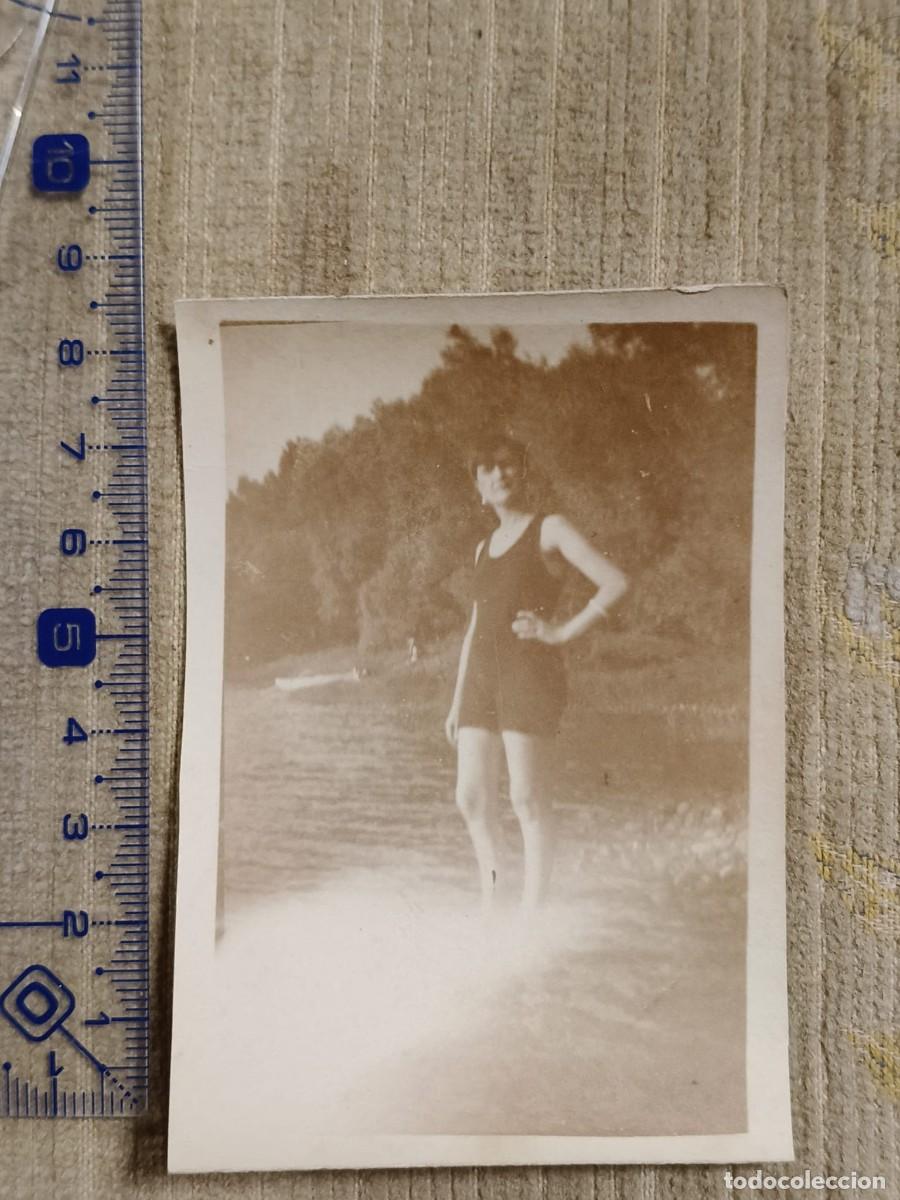 Fotograf&iacute;a antigua: Foto Francia, a&ntilde;os 20. Gelatinobromuro. Mujer en ba&ntilde;ador. Lago. 8x6cm