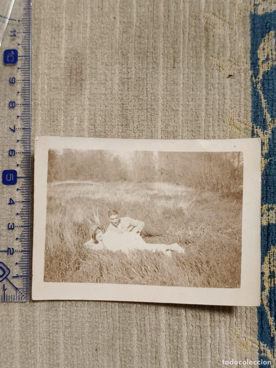Fotograf&iacute;a antigua: Foto Francia, a&ntilde;os 20. Gelatinobromuro. Pareja tumbada en el parque. 8x6cm