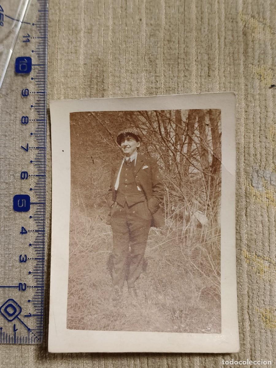 Fotograf&iacute;a antigua: Foto Francia, a&ntilde;os 20. Gelatinobromuro. Hombre paseando parc Toulousain. 8x6cm