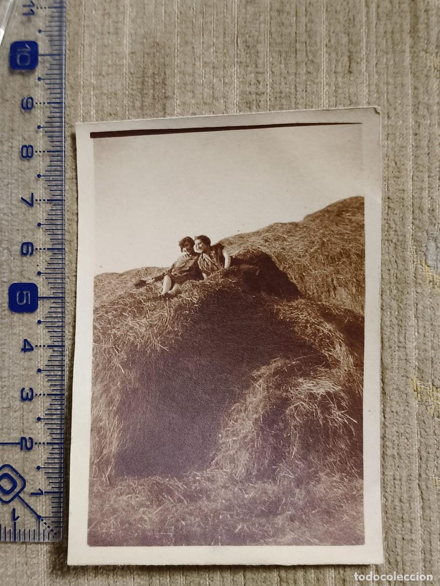 Fotograf&iacute;a antigua: Foto Francia, a&ntilde;os 20. Gelatinobromuro. Mujeres sobre fardo de heno. 8x6cm