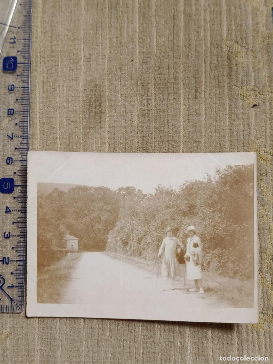 Fotograf&iacute;a antigua: Foto Francia, a&ntilde;os 20. Gelatinobromuro. Mujeres caminando en el campo. 8x6cm