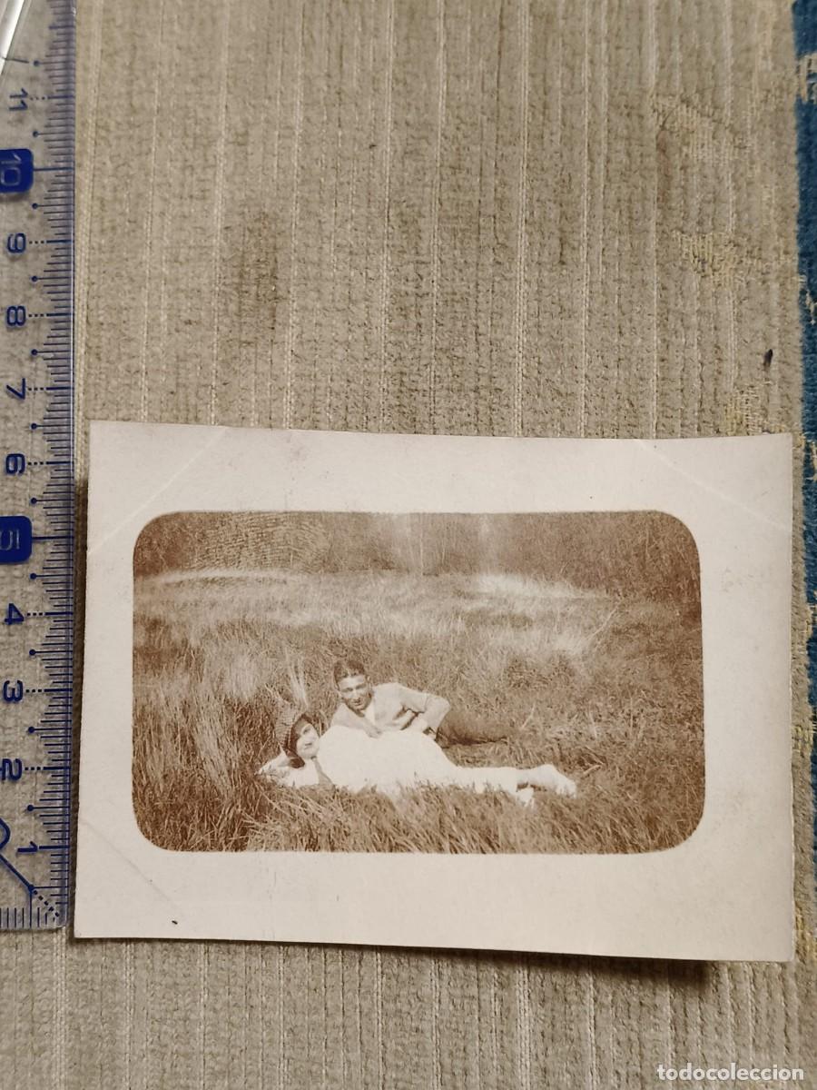 Fotograf&iacute;a antigua: Foto Francia, a&ntilde;os 20. Gelatinobromuro. Pareja en el campo. 8x6cm