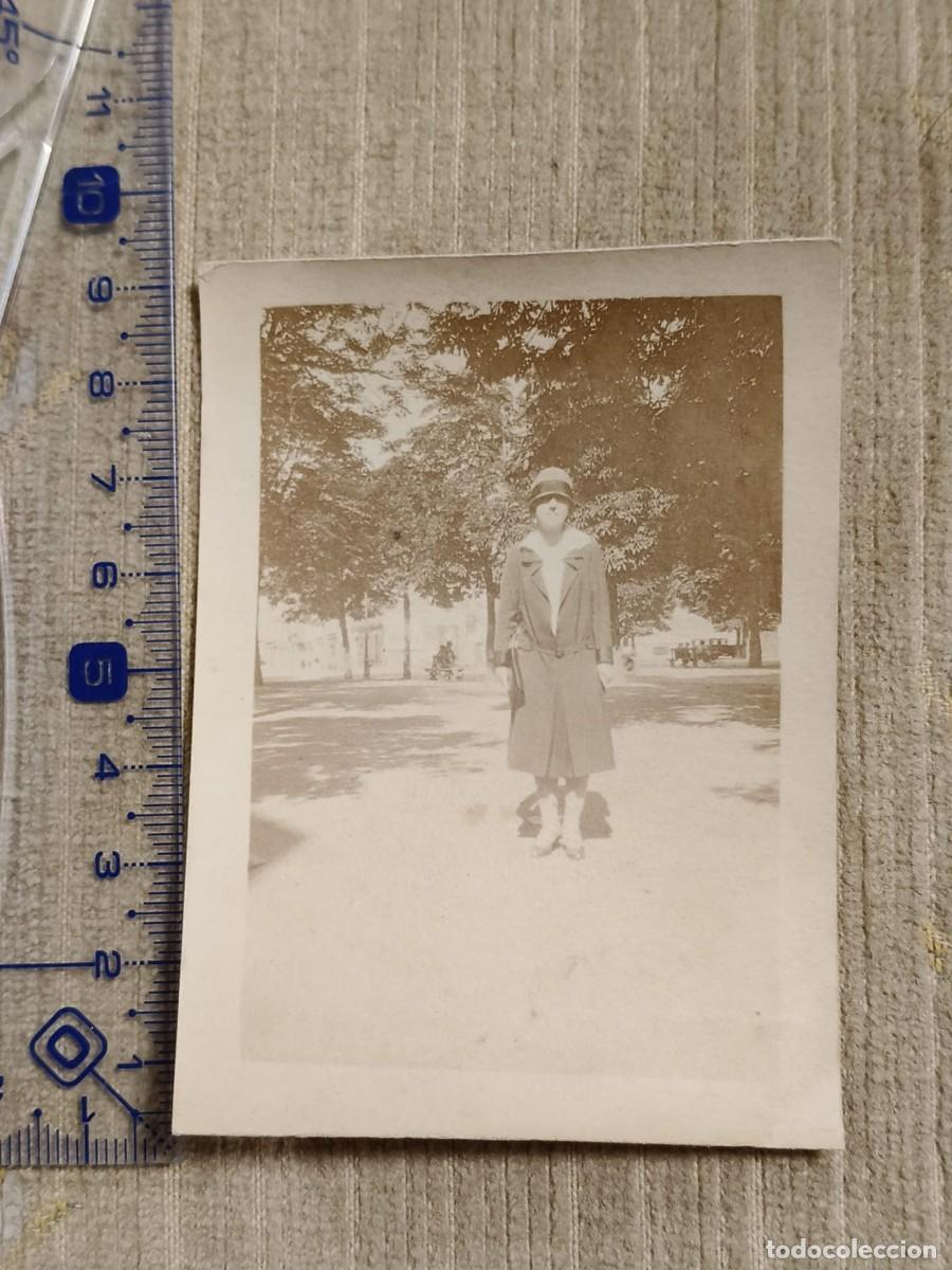 Fotograf&iacute;a antigua: Foto Francia, a&ntilde;os 20. Gelatinobromuro. Mujer en el parque. 8x6cm