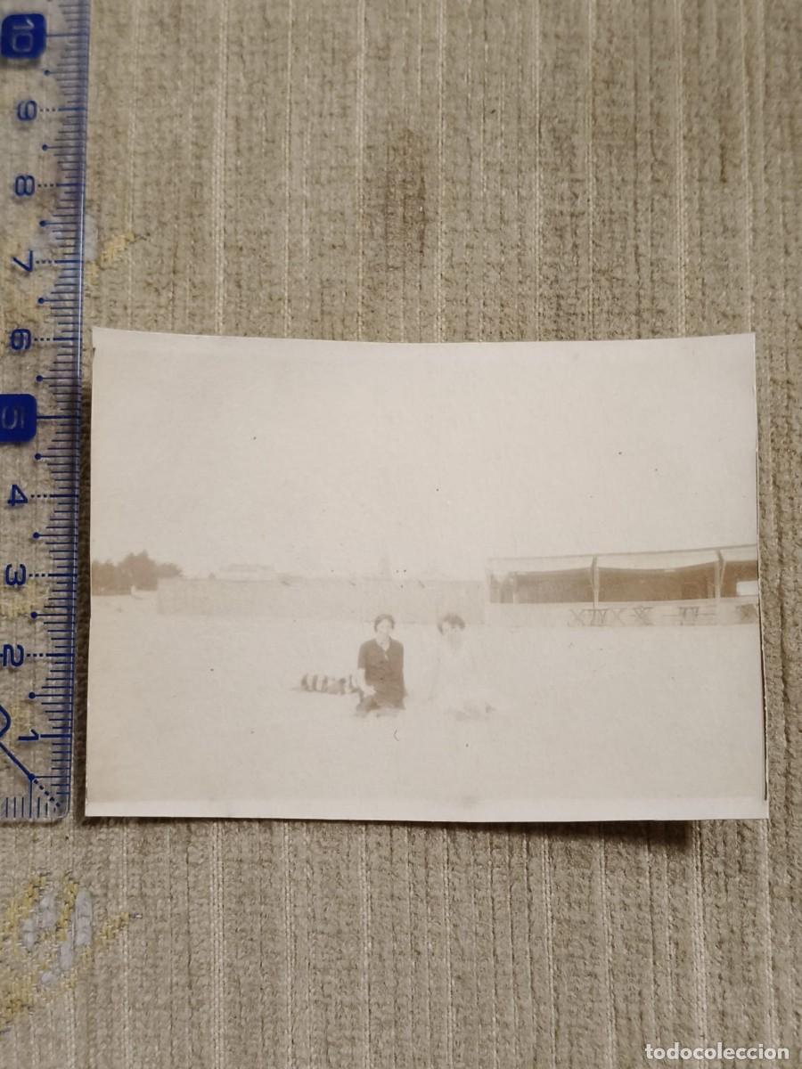 Fotograf&iacute;a antigua: Foto Francia, a&ntilde;os 20. Gelatinobromuro. Mujeres en la calle 8x6cm