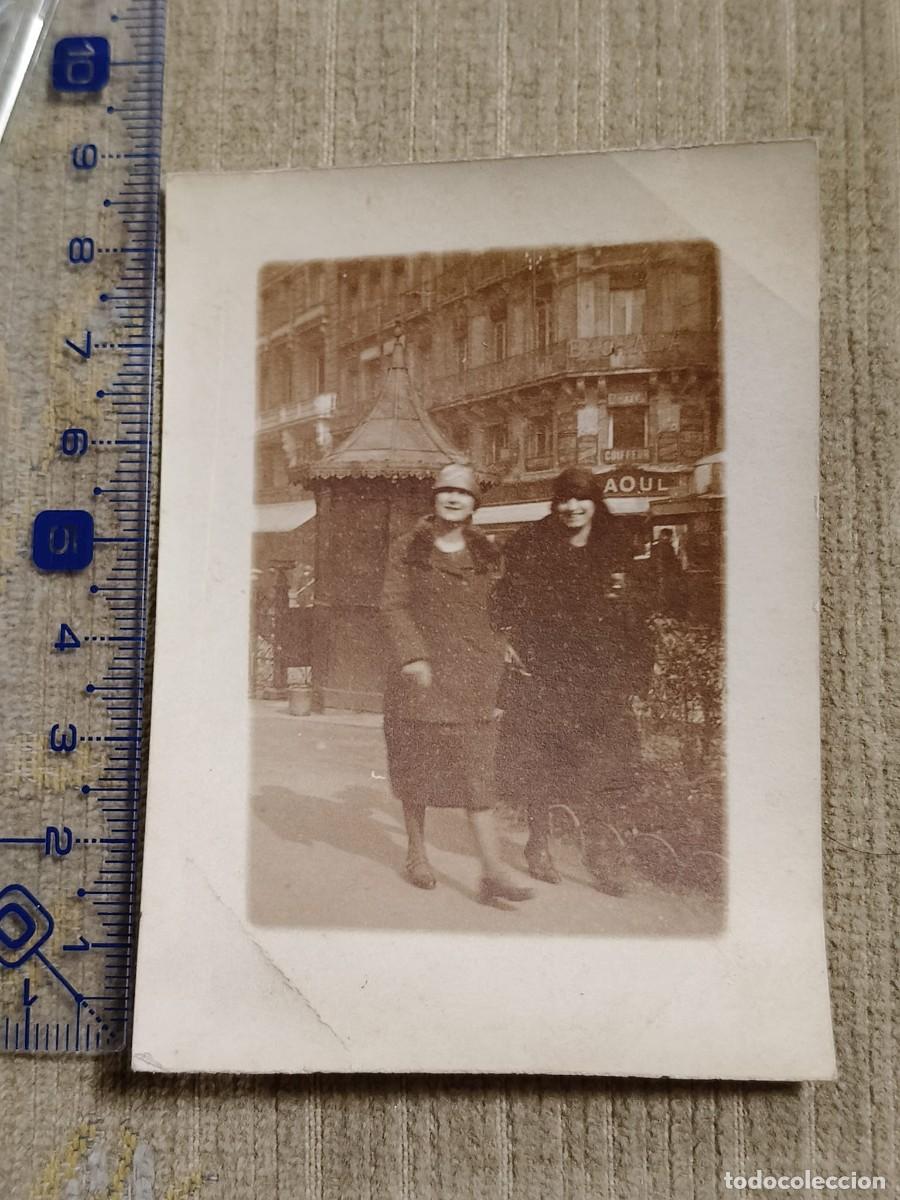 Fotograf&iacute;a antigua: Foto Francia, a&ntilde;os 20. Gelatinobromuro. Mujeres paseando por la ciudad. 8x6cm