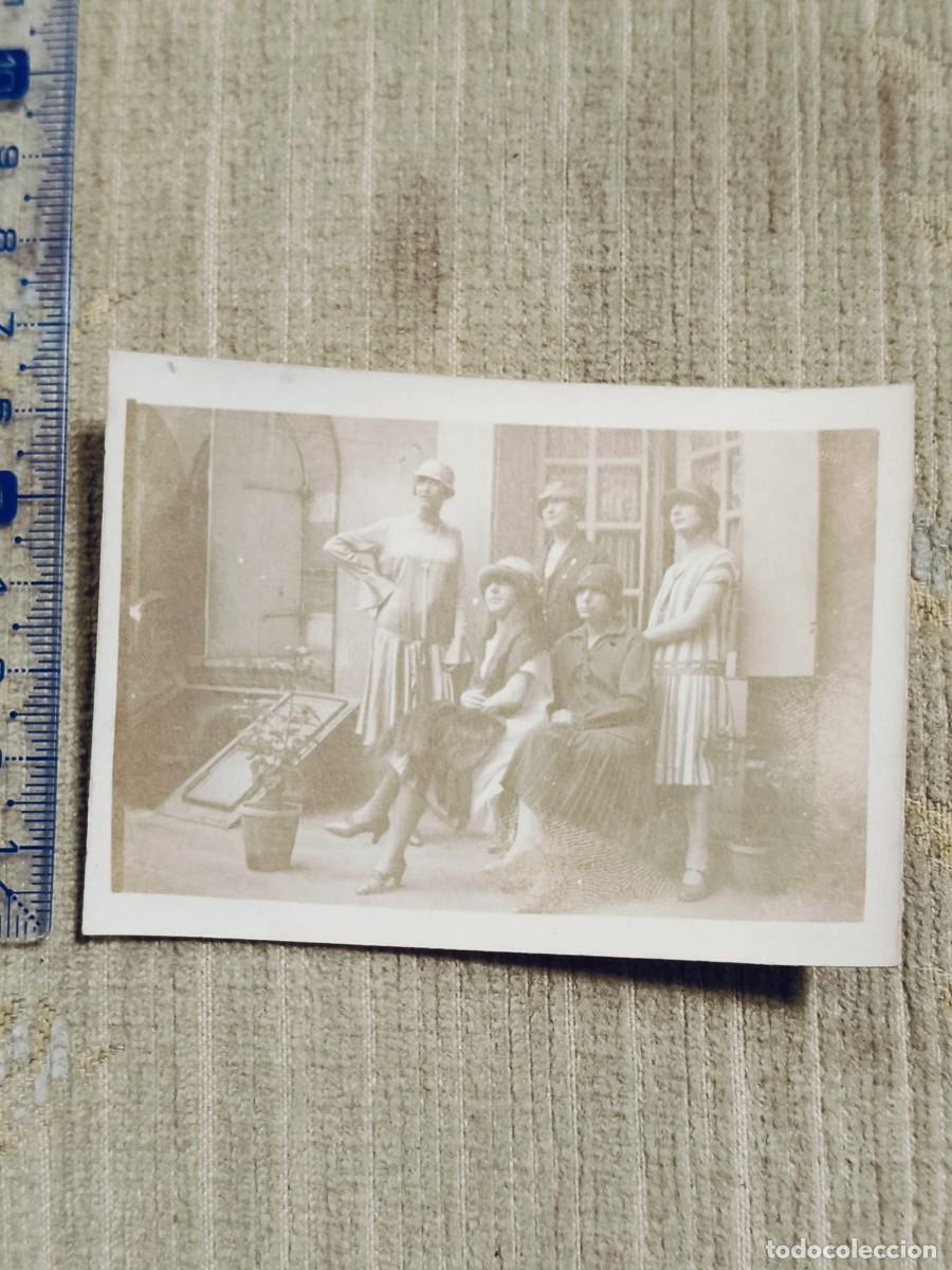 Fotograf&iacute;a antigua: Foto Francia, a&ntilde;os 20. Gelatinobromuro. Mujeres j&oacute;venes posando. 8x6cm
