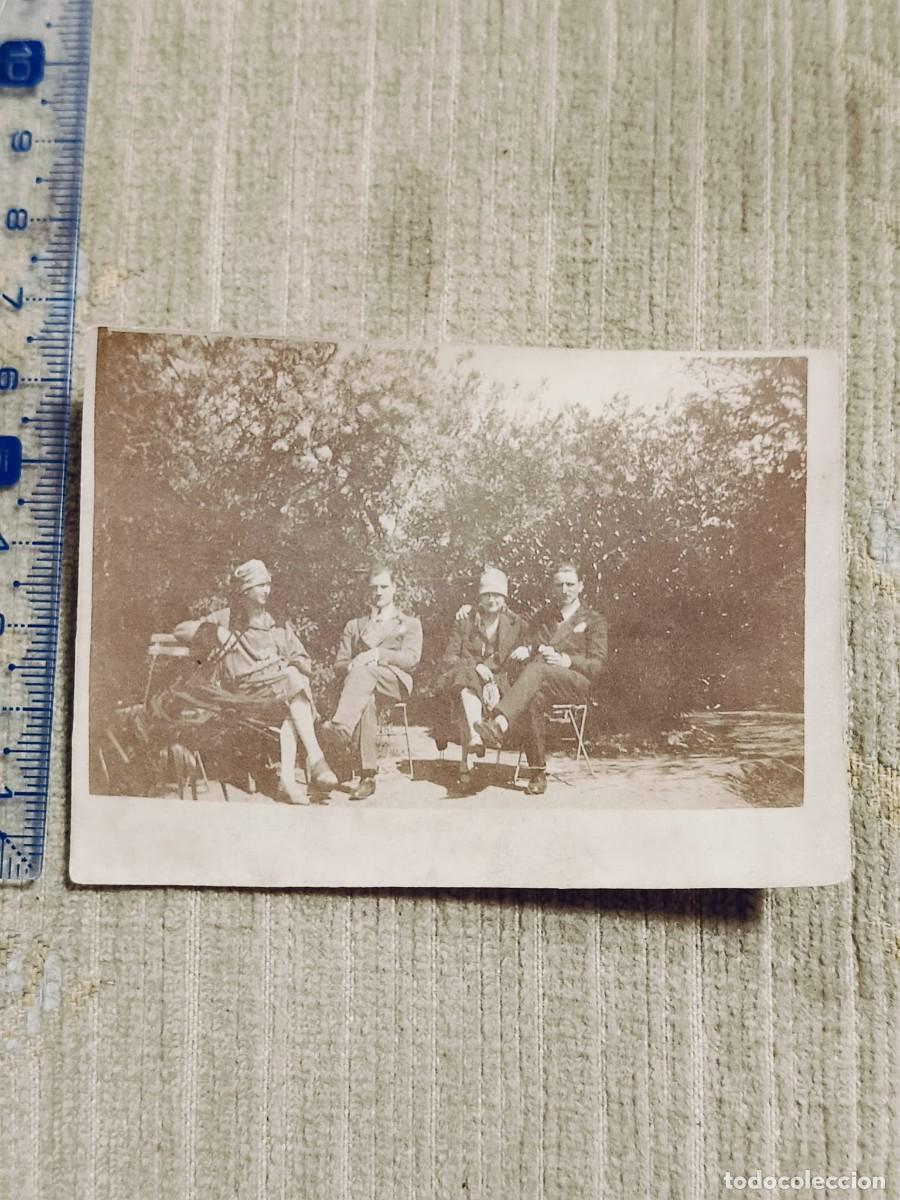 Fotograf&iacute;a antigua: Foto Francia, a&ntilde;os 20. Gelatinobromuro. Dos parejas, sentados posando en el campo. 8x6cm