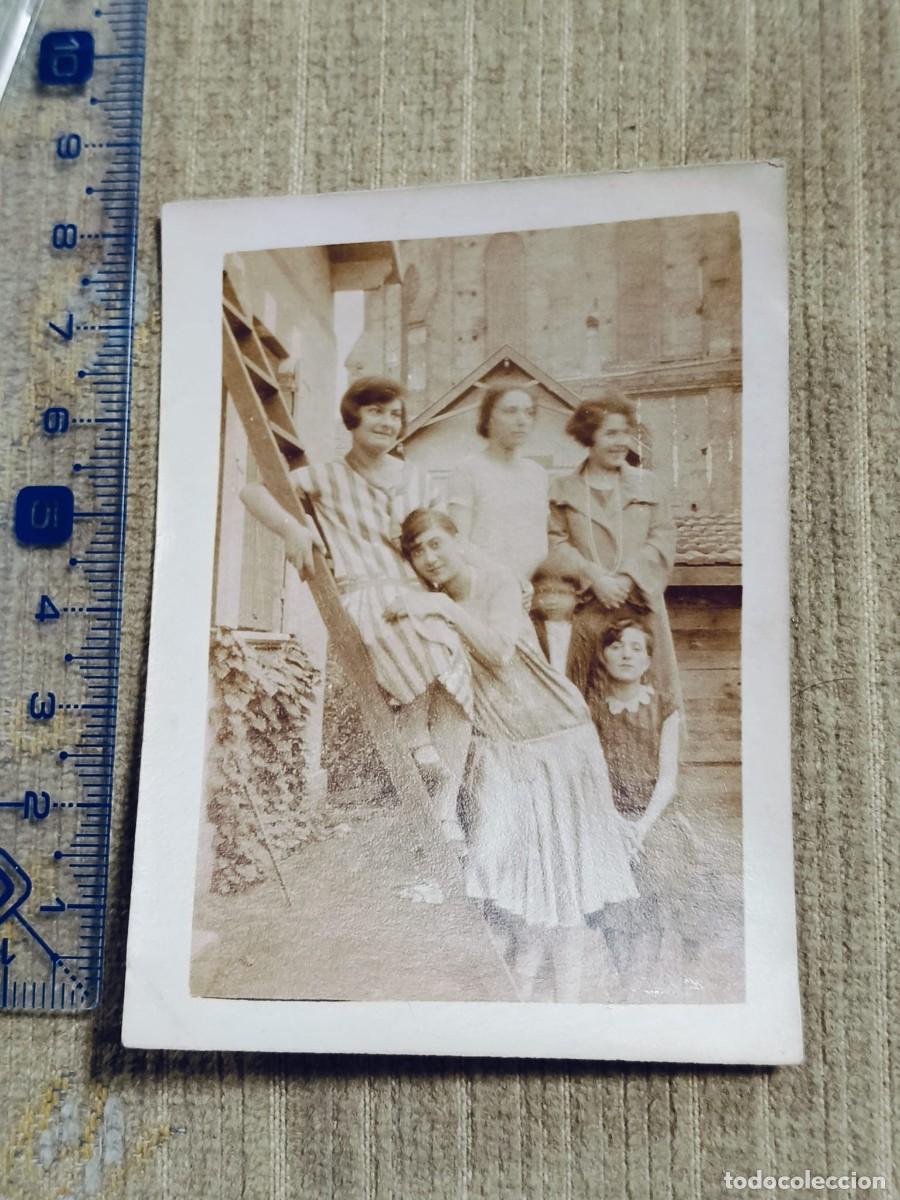Antique Photography: Foto Francia, a&ntilde;os 20. Gelatinobromuro. Mujeres posando junto a escalera. 8x6cm