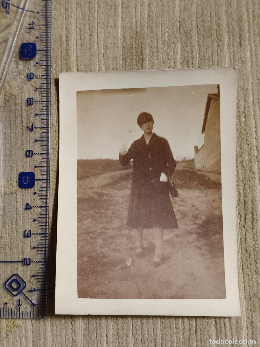 Fotograf&iacute;a antigua: Foto Toulouse?, a&ntilde;os 20. Gelatinobromuro. Mujer caminando. 8x6cm. France