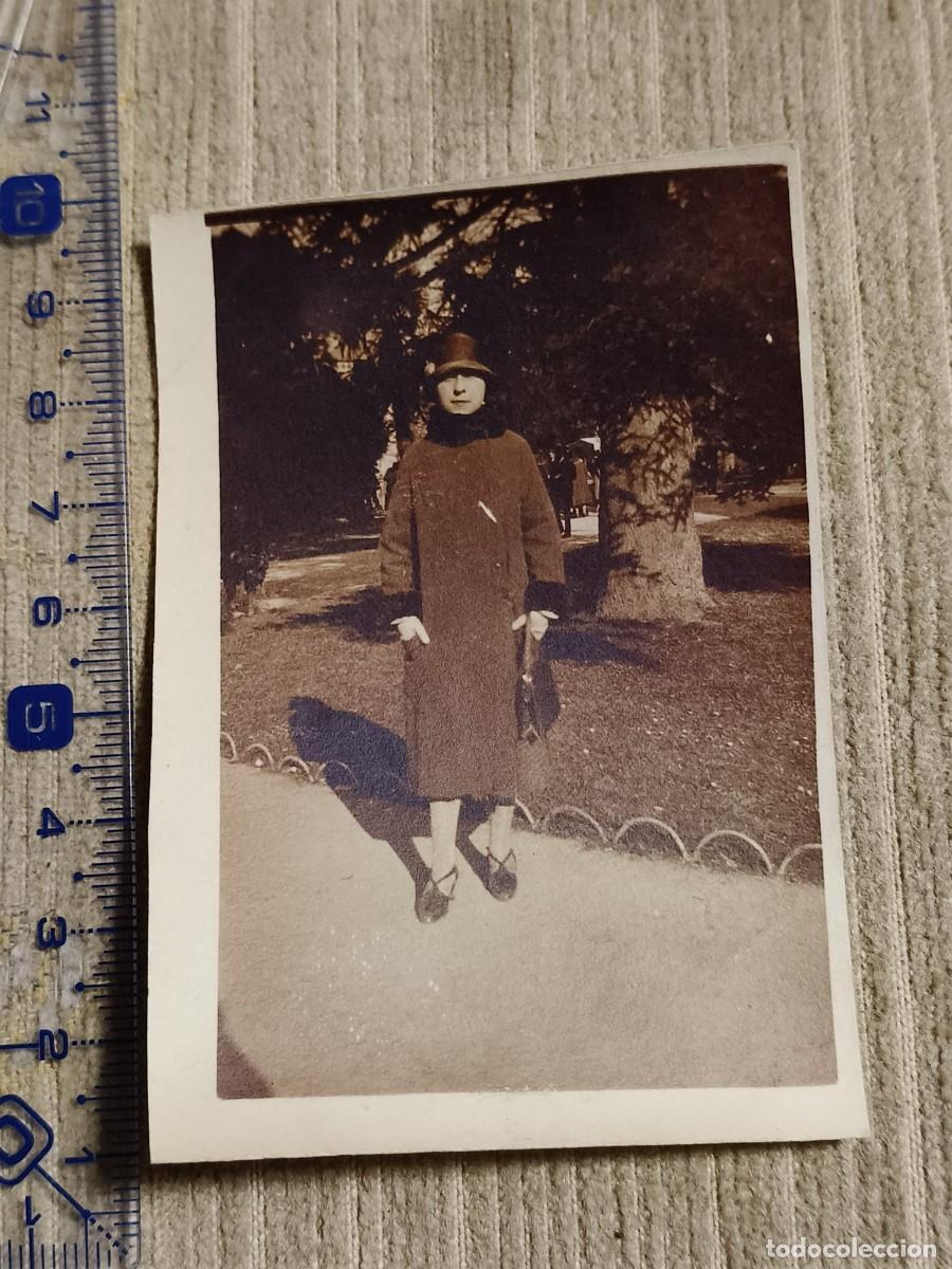 Fotograf&iacute;a antigua: Foto Toulouse?, a&ntilde;os 20. Gelatinobromuro. Mujer posando en el parque. 8x6cm. France