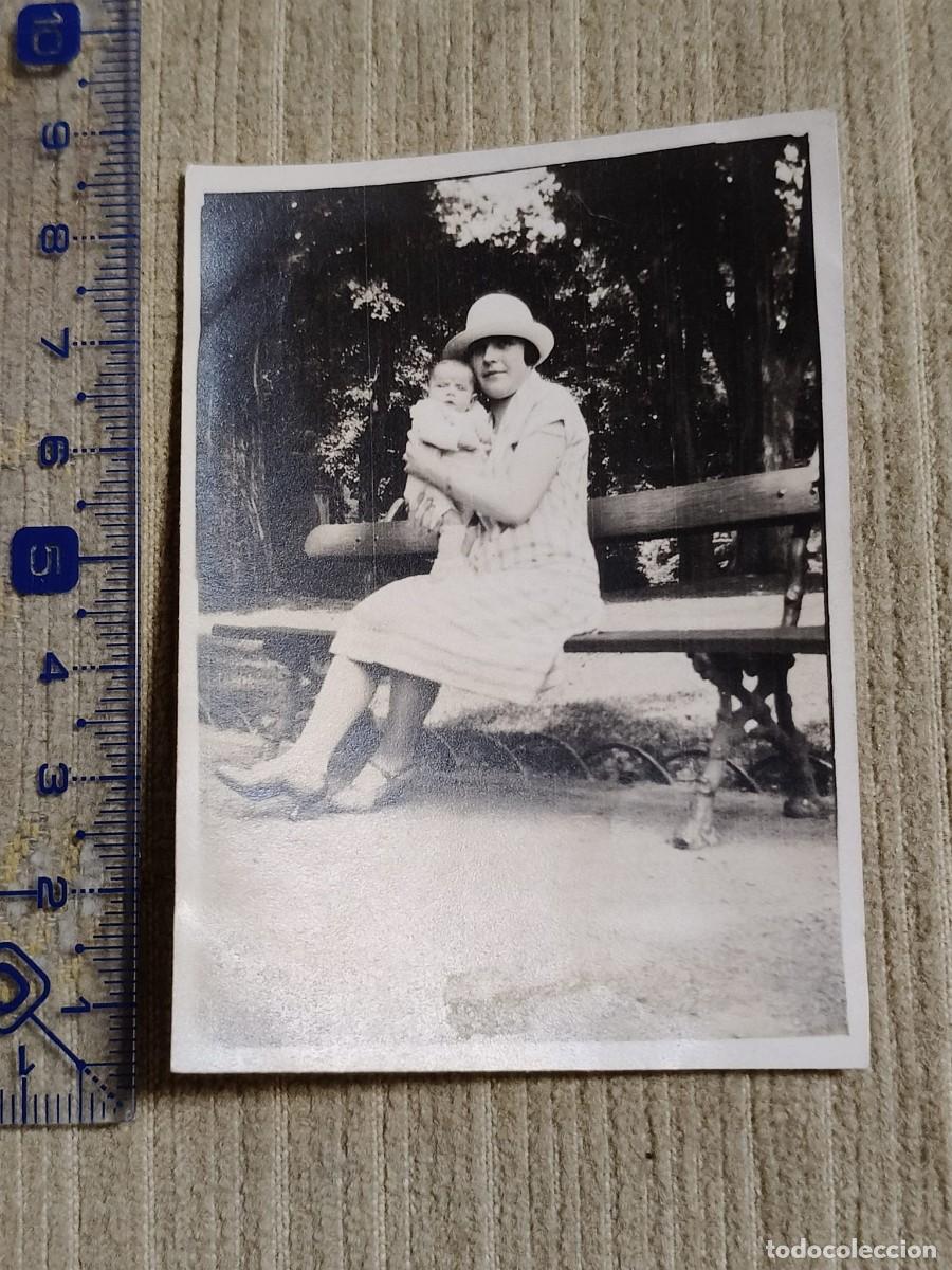 Fotograf&iacute;a antigua: Foto Toulouse?, a&ntilde;os 20. Gelatinobromuro. Mujer con beb&eacute; en el parque. 8x6cm. France